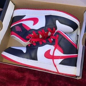 COPY - I’m selling Air Jordan 1 MID (GS). They’ve been worn about 5 times!!
